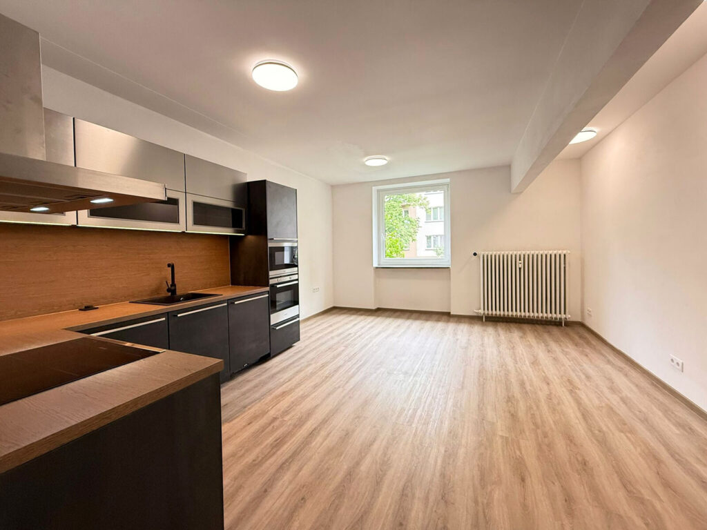 Obývací pokoj s kuchyňským koutem 23 m², pronájem byt 2+kk 43 m², Jungmannova, Pardubice